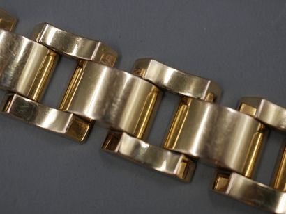 null Bracelet TANK souple en or jaune 18k à maillons articulés - Années 1940 - Poids...
