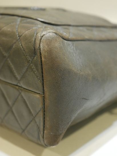 null 
CHANEL - Sac en cuir marron - Deux poches extérieures ornées du logo de la...