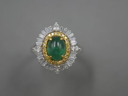 null Bague pompadour rayonnante en or blanc et or jaune 18k ornée d'un cabochon d'émeraude...