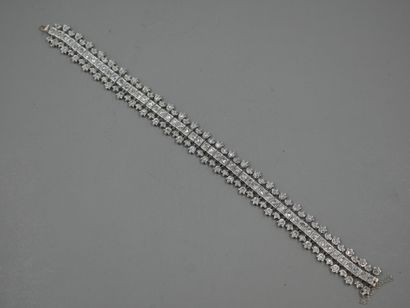 null 
Bracelet souple en or blanc 18k orné d'une ligne de diamants taillés en rose...