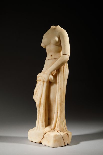 null 
Sculpture - Corps acéphale de la déesse Vénus pudique tenant sa tunique devant...