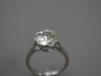 null Bague solitaire en or blanc surmontée d'un diamant rond taille moderne de 4,18cts,...