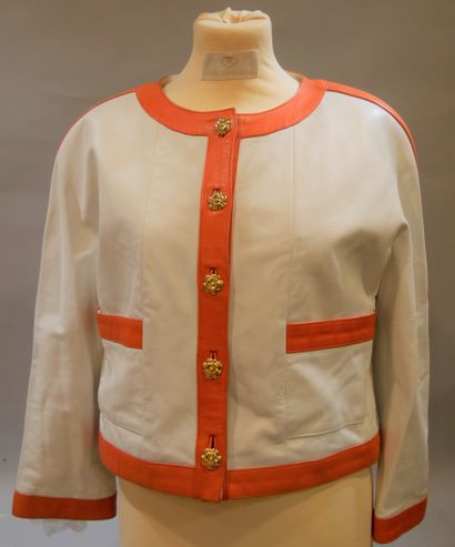 null CHANEL - Veste vintage en cuir beige et orangé - Boutons fleur en métal doré...