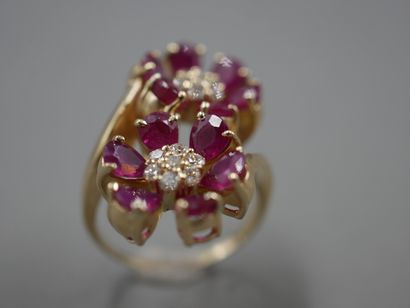 null Bague en or jaune 14k composée de deux fleurs de rubis en Vous & Moi, le pistil...