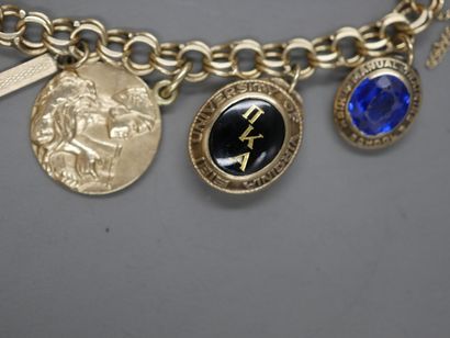 null 
Bracelet en or jaune 14k et métal agrémenté de breloques : Médailles astrologiques,...