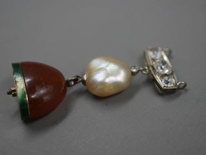 null 
Pendentif en or jaune 18k composé d'une perle baroque et d'un motif de cornaline...