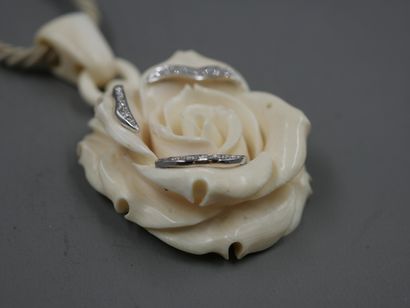 null Important pendentif fleur en ivoire habillé de trois lignes de diamants retenu...