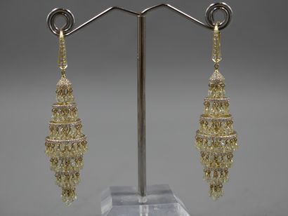 null 
Paire de pendants d'oreilles en or jaune 18k en forme de lanterne vénitienne...