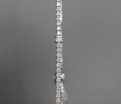 null 
Bracelet ligne en or blanc 18k en partie serti de diamants et agrémenté de...