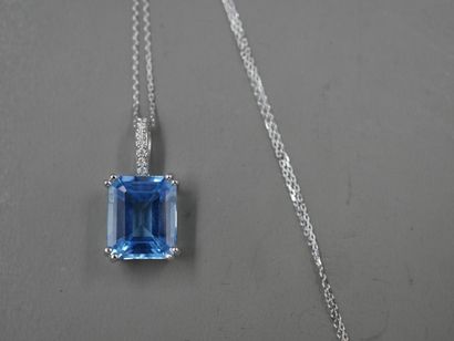 null Pendentif en or blanc 18k serti d'une topaze bleue "Swiss Blue" taille émeraude...