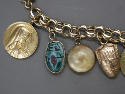 null 
Bracelet en or jaune 14k et métal agrémenté de breloques : Médailles astrologiques,...