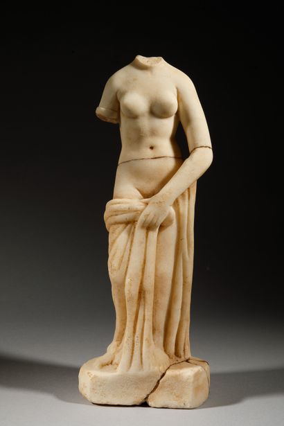 null 
Sculpture - Corps acéphale de la déesse Vénus pudique tenant sa tunique devant...