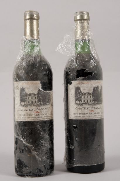 null 2 bouteilles Château Dassaut, Saint Emilion, Grand cru classé 1976 - Bas goulot...