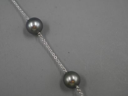 null Bracelet en or blanc 18k orné de cinq perles de Tahiti grises de 9,5 à 10mm...