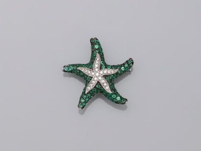 null Pendant brooch representing a starfish in 18k white gold paved with emeralds...