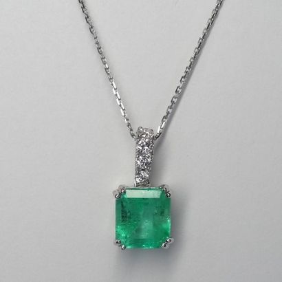 null 18k white gold pendant surmounted by an emerald (probably colombie) cut emerald...