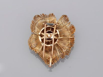 null Brooch "Flower" in 18k yellow gold, the pistil set with seven rubies, the petals...