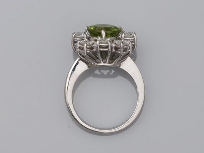null Marguerite ring in 18k white gold surmounted by a peridot of about 3 cts in...