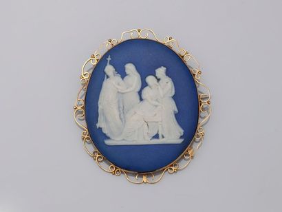 Cameo brooch forming a pendant in 18k yellow...
