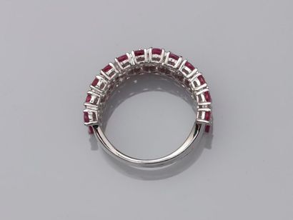 null Bague bandeau ajourée en or blanc 18k composée de rangs de rubis taille poire...