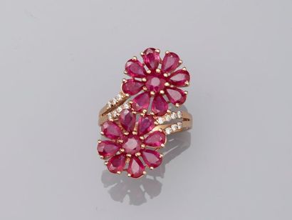 null Important ring in 18k yellow gold with two flower motifs set with round rubies...