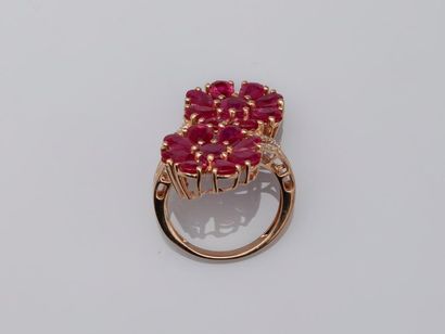 null Important ring in 18k yellow gold with two flower motifs set with round rubies...