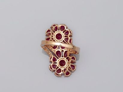 null Important ring in 18k yellow gold with two flower motifs set with round rubies...