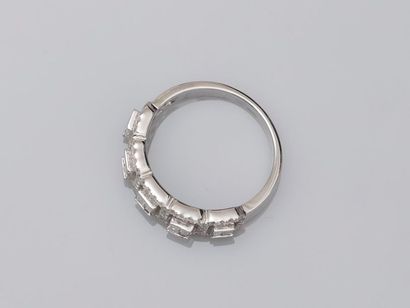 null Modernist ring in 18K white gold surmounted by five openwork octagonal motifs...