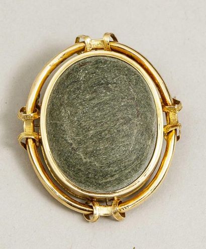 null Brooch in 18k yellow gold surmounted by a stone (slate) - 1940's period - Weight...
