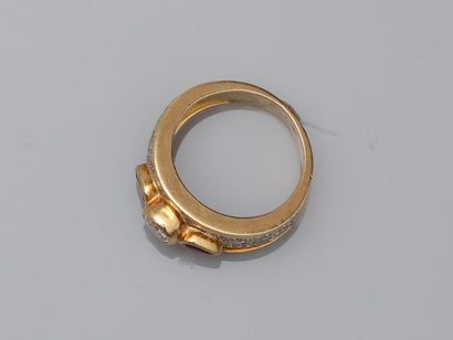 null Alliance en or jaune 18k l'anneau partiellement pavé de diamants surmonté d'un...