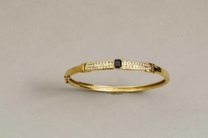null Bracelet opening bezel in 18k yellow gold surmounted by two lines of brilliants...