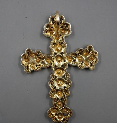 null Importante croix ajourée en or jaune 18k et argent à motif de rubans croisés...