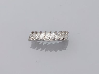 null American wedding band in 18k white gold decorated with a line of white shuttle-cut...