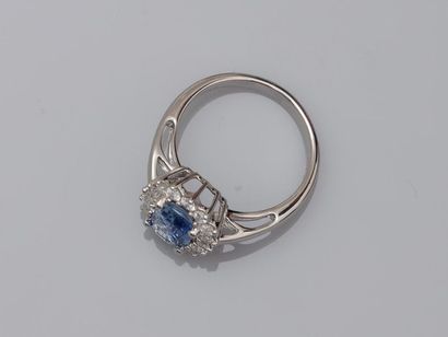 null Oval Pompadour ring in 18k white gold surmounted by an oval sapphire of about...