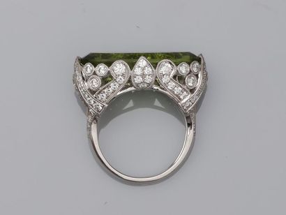 null 18k white gold ring presenting a peridot of about 10cts in the center of a fine...