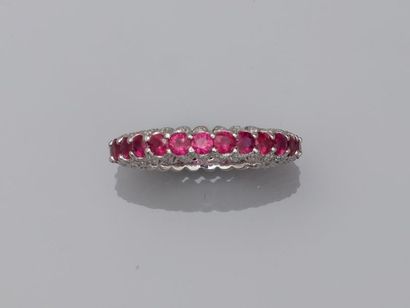 null Wedding band in 18k white gold set in full turn with a line of round rubies...