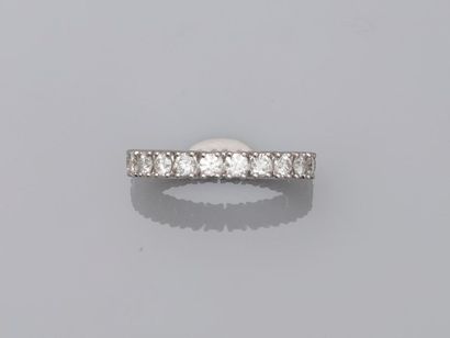 null Wedding band in 18k white gold surmounted by a line of diamonds in full turn...
