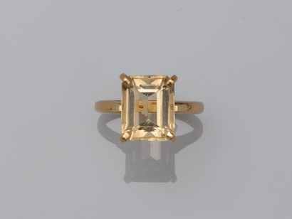18k yellow gold ring surmounted by a rectangular...