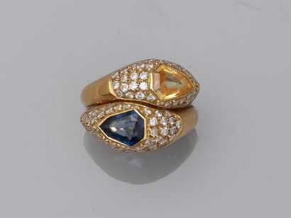 null Double row ring in 18k yellow gold surmounted by pear cut blue and yellow sapphires...