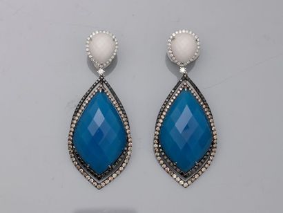 null Pair of 18k white gold earrings made of faceted blue agates in a double entourage...