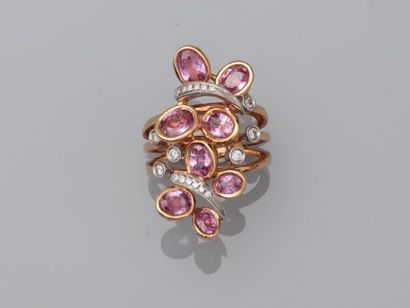 null Ring in 18k pink gold the ring with triple lines surmounted by pink sapphires...