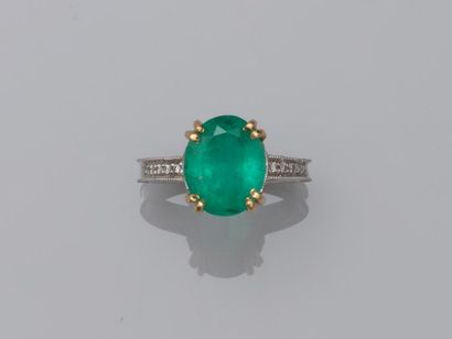 null Platinum ring surmounted by an oval Colombian emerald of about 3.50cts set with...