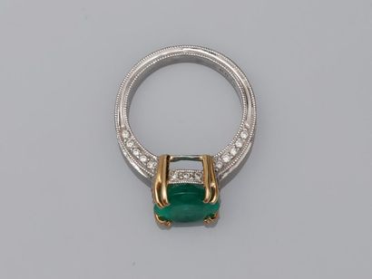 null Platinum ring surmounted by an oval Colombian emerald of about 3.50cts set with...