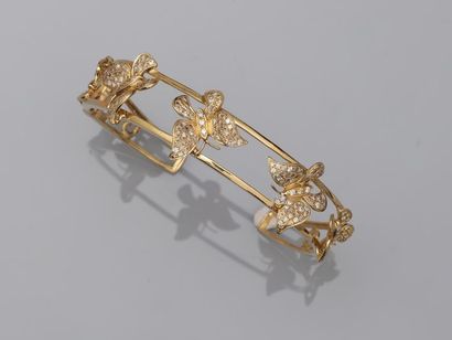 null Double rushes bracelet opening in 18k yellow gold surmounted by five butterflies...