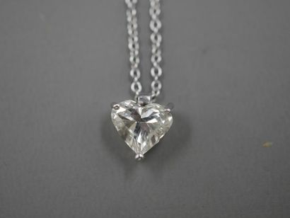 null Pendentif coeur en or blanc 18k surmonté d'un diamant taille cœur de 1ct environ...