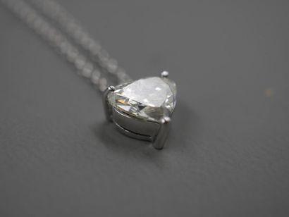 null Pendentif coeur en or blanc 18k surmonté d'un diamant taille cœur de 1ct environ...