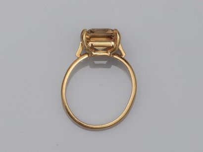 null Bague en or jaune 18k surmontée d'une citrine rectangulaire sur chaton ajouré...