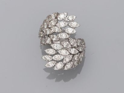 null Crossed ring in 18k white gold composed of openworked leaf motifs paved with...