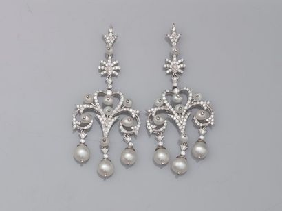 null Magnifique paire de boucles d'oreilles girandoles en or blanc 18k composées...