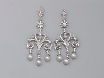 null Magnifique paire de boucles d'oreilles girandoles en or blanc 18k composées...